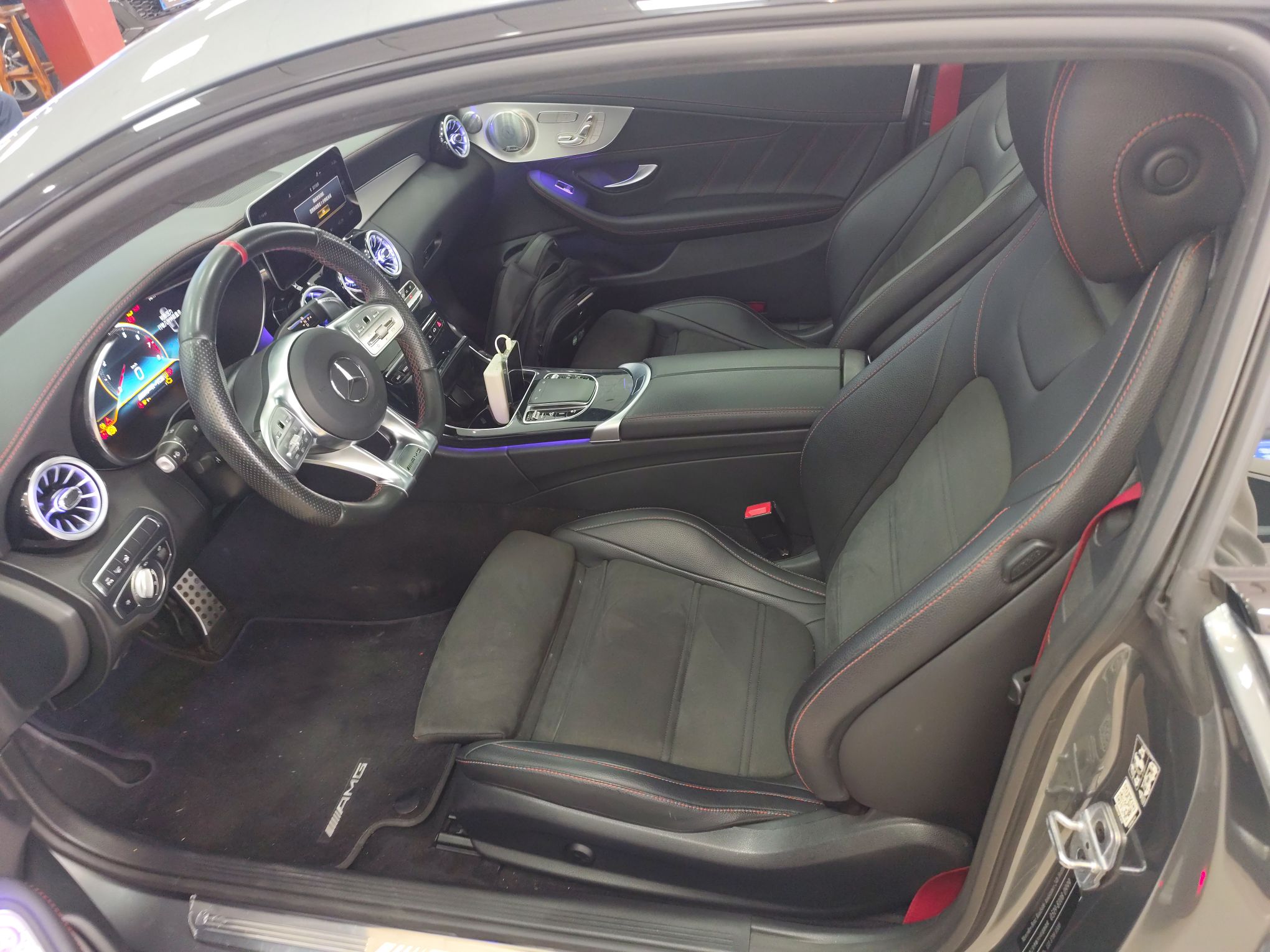 Переднее сиденье в автомобиле