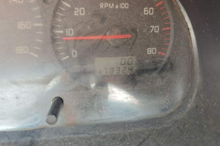 Used Jinbei Hiace 2018 2.0L Fifth-Generation Box Truck Standard Roof 2 Seats 4G21C