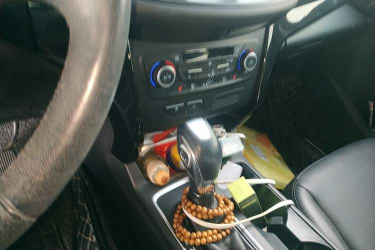 Used Ford Kuga 2018 EcoBoost 180 Two-Wheel-Drive Luxury Wing Edition Gear Lever