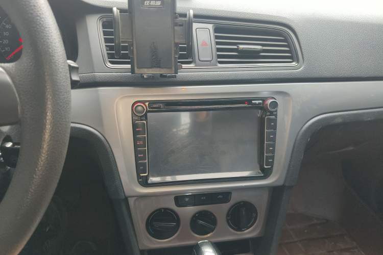 Used Volkswagen Lavida 2013 1.6L Automatic Fashion Edition Audio And AC Panel