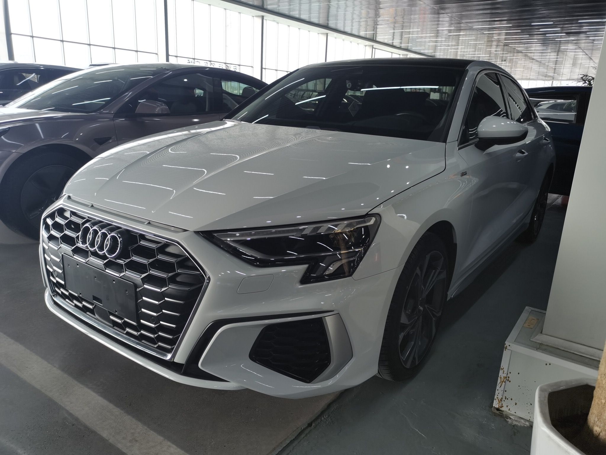 تحت مقدمة السيارة