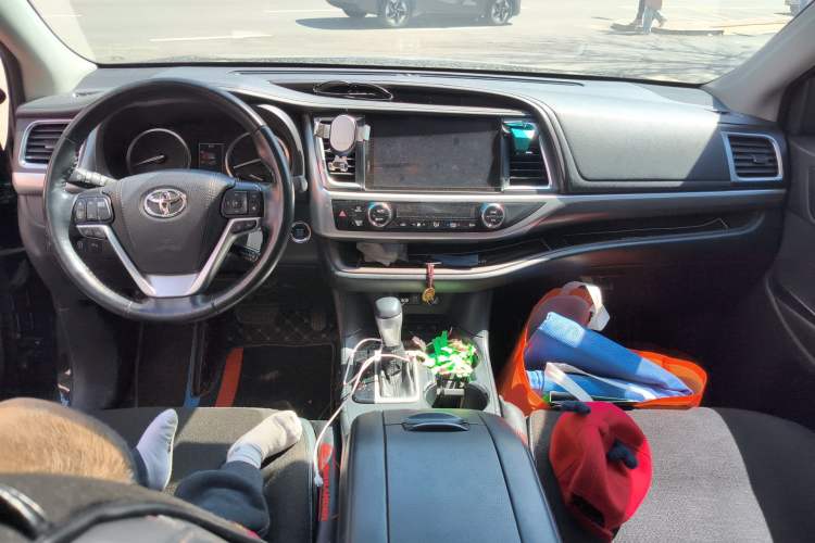 Used Toyota Highlander 2018 2.0T Four-Wheel Drive Supreme Edition 7-Seater China VI Center Console