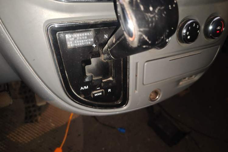 Used SAIC MAXUS Xintu V80 2018 2.5T AMT Aoyuntong Short Wheelbase Mid-Roof 5-6 Seater