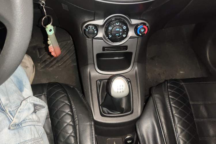 Used Ford Fiesta 2013 Sedan 1.5L Manual Fashion Edition Gear Lever