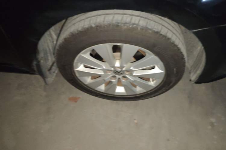 Used Volkswagen Lavida 2013 1.6L Automatic Comfort Edition Right Front Wheel Hub