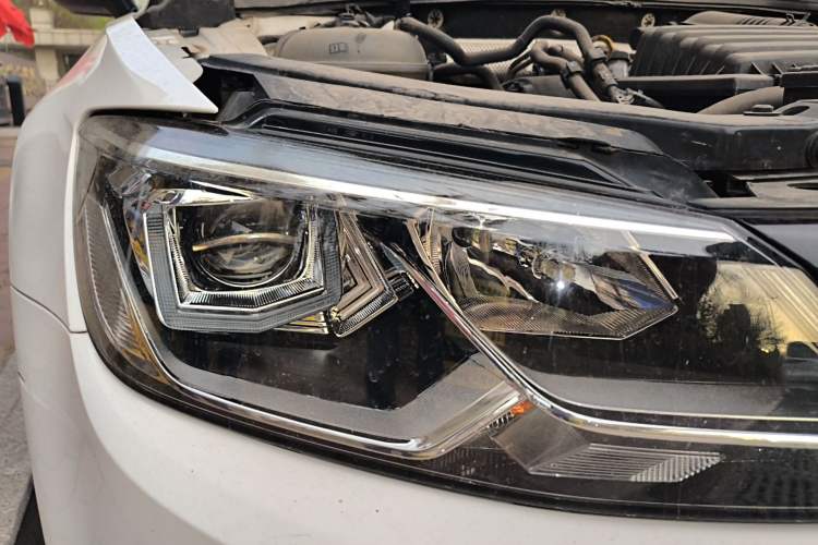 Used Volkswagen Lamando 2015 230TSI DSG Fashion Edition Right Front Headlight