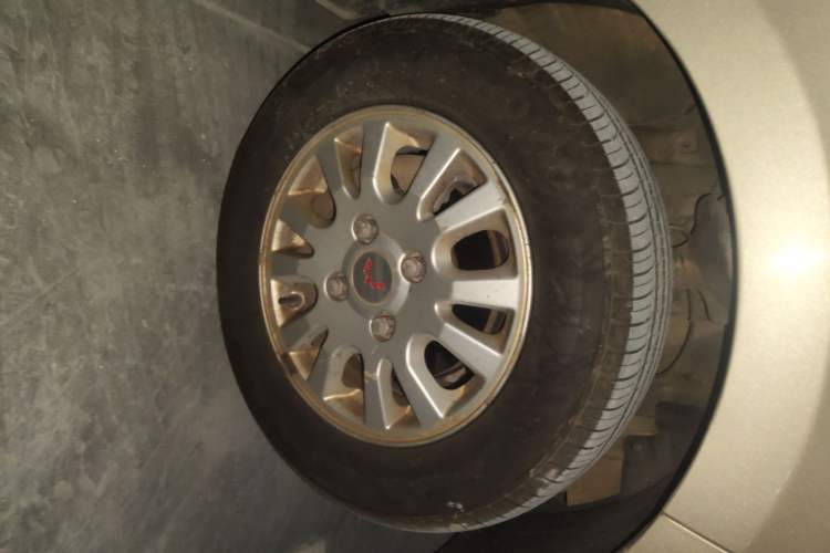 Used Wuling Rongguang V 2016 1.5L Standard Version Right Front Wheel Hub