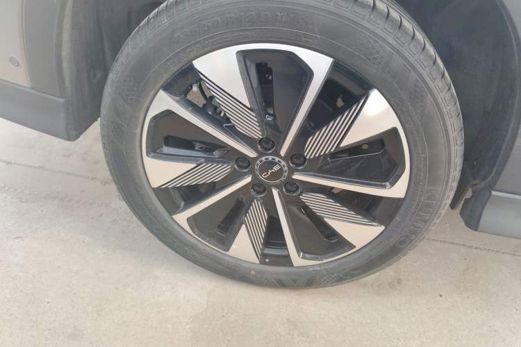 Used BYD Song PLUS New Energy 2025 DM-i Intelligent Driving 112KM Prestige Model Right Rear Wheel Hub