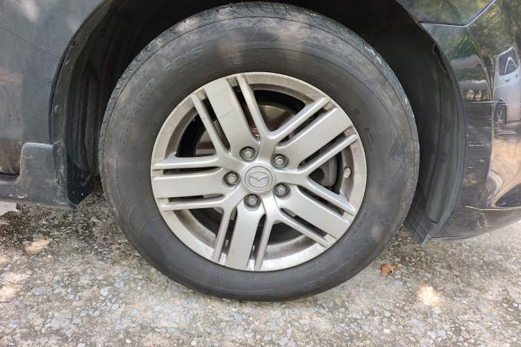 Used Mazda 8 2013 2.5L Ultimate Edition Right Front Wheel Hub