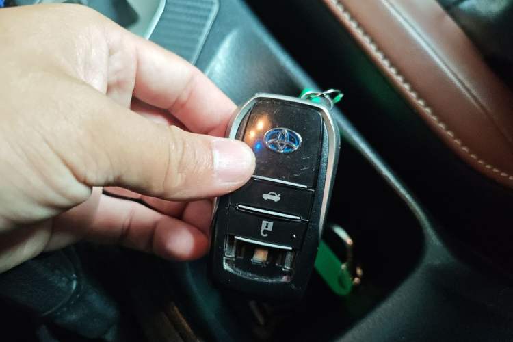 Used Toyota RAV4 2015 2.5L Automatic 4x4 Elite Edition Vehicle Key