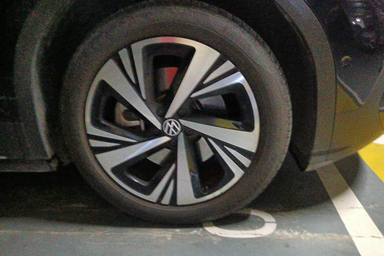 Used Volkswagen ID.6 CROZZ 2022 Long-Range Lite PRO Edition Right Front Wheel Hub