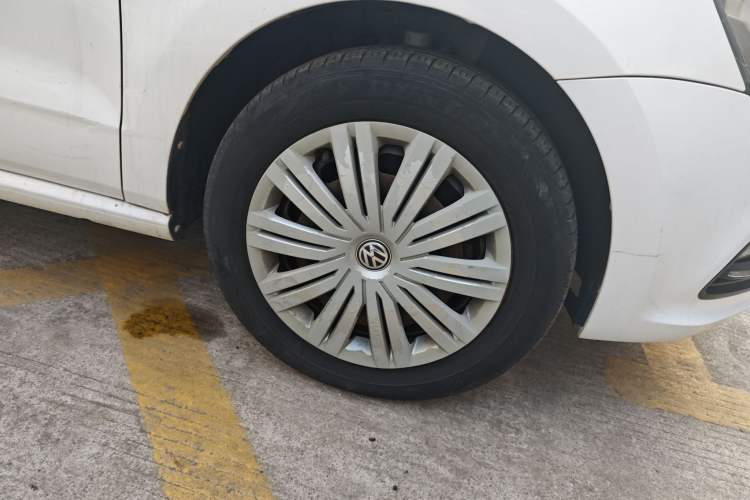 Used Volkswagen Polo 2016 1.6L Automatic Comfort Model Right Front Wheel Hub