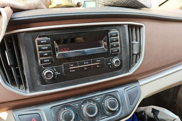 Used FORTHING Lingzhi 2019 Facelifted M5L 1.6L 7-Seater Base Model China VI Standard Audio And AC Panel