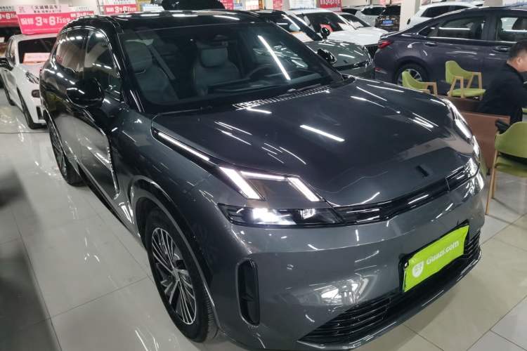 Used Lynk & Co 08 EM-P 2023 120km Long-Range Halo Front Right 45 Deg