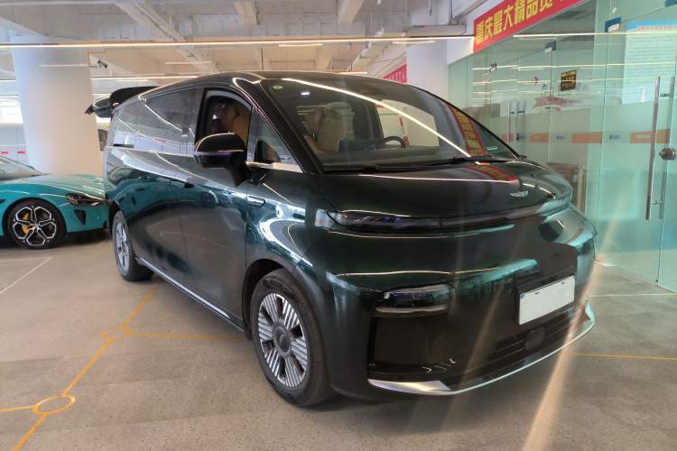 Used Geely Galaxy LEVC L380 2024 140-Degree 6-Seater All-Wheel-Drive Ultra