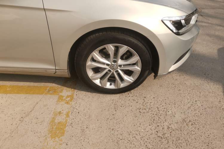 Used Volkswagen Magotan 2018 330TSI DSG Luxury Model Right Front Wheel Hub