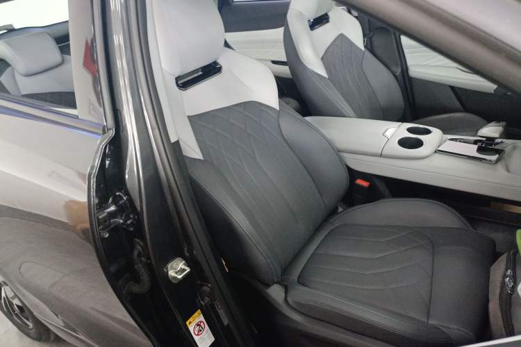 Used Changan UNI-Z New Energy 2024 Blue Whale Smart Electric iDD 125km Beyond Edition