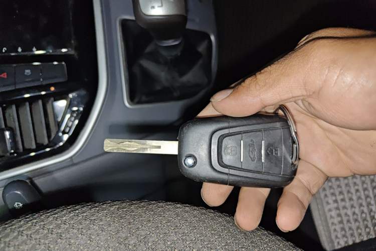 Used SAIC MAXUS Xintu V80 2023 2.0T Manual Classic Aoyuntong Power Version Short Wheelbase Mid-Height 5/6-Seater