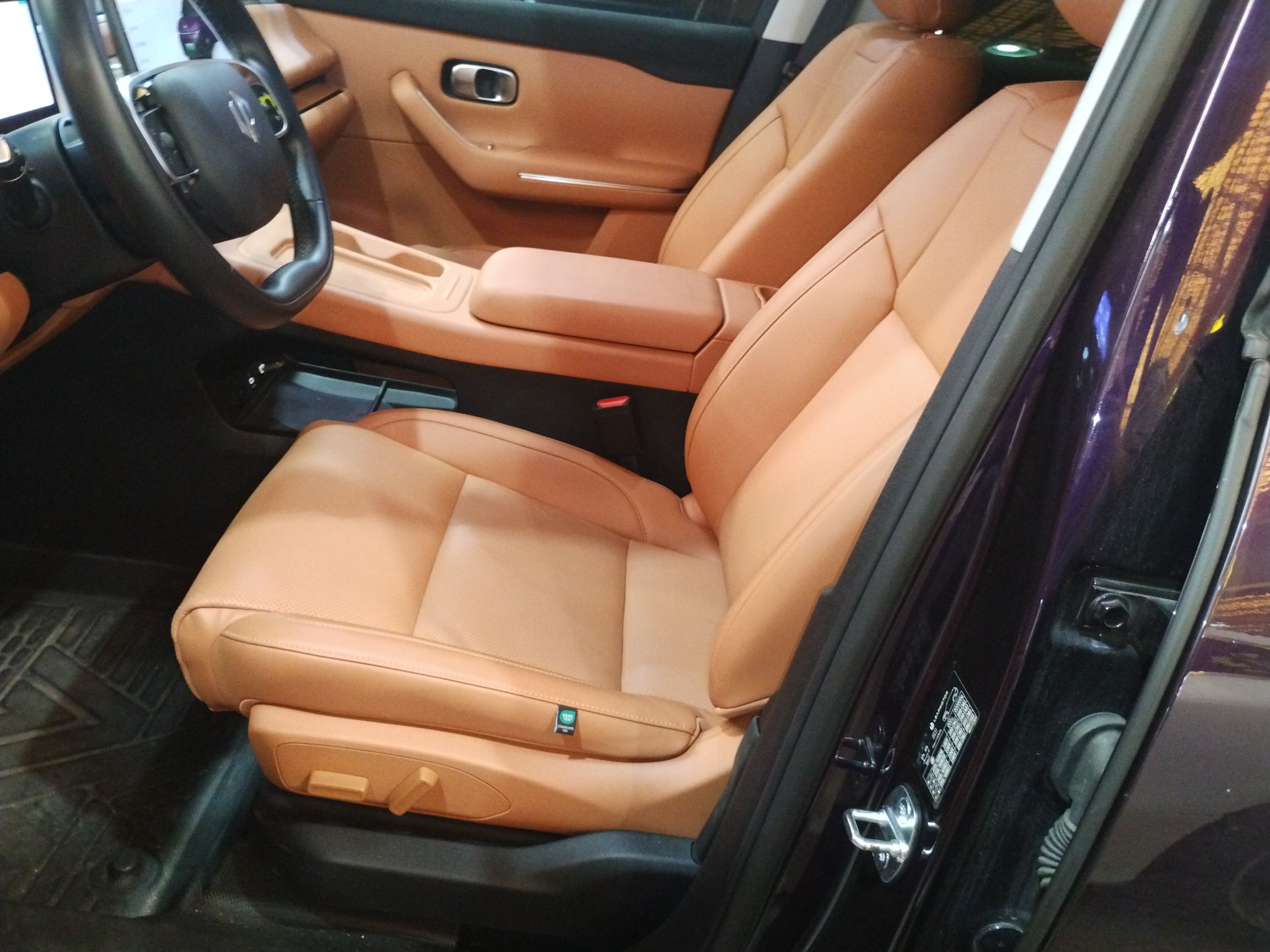 المقاعد الأمامية داخل السيارة