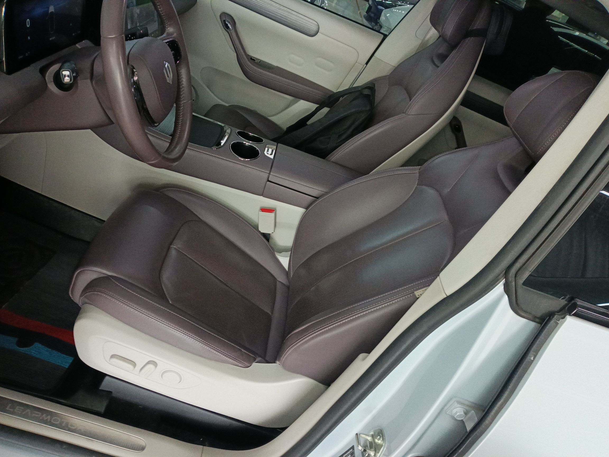 Переднее сиденье в автомобиле