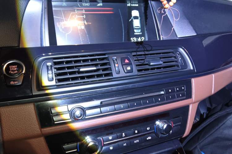 Used BMW 5 Series 2015 520i Elegant Edition Audio And AC Panel