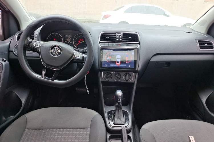 Used Volkswagen Polo 2016 1.6L Automatic Comfort Model Center Console