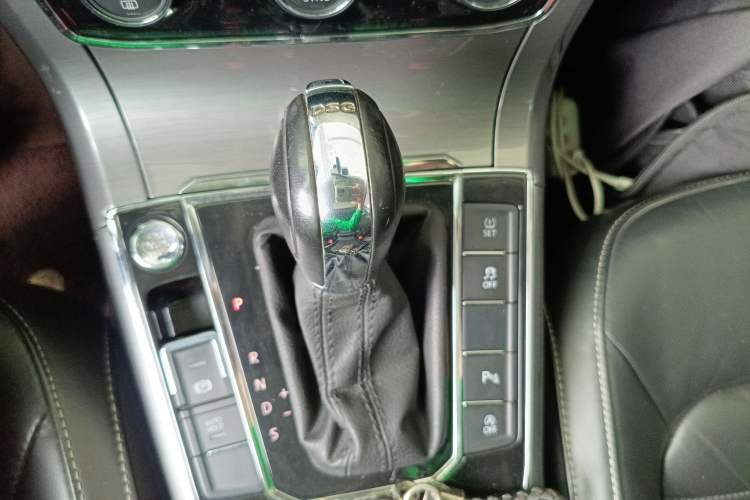 Used Volkswagen Passat 2017 330TSI DSG Luxury Edition Gear Lever