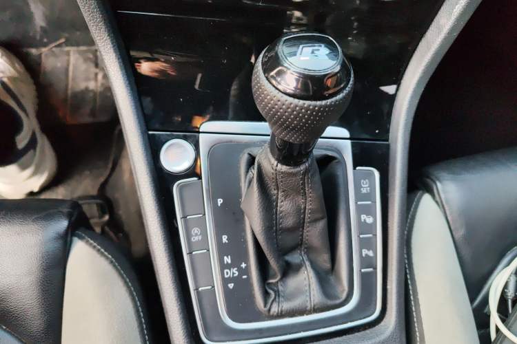 Used Volkswagen Golf 2019 280TSI DSG R-Line China VI Standard Gear Lever