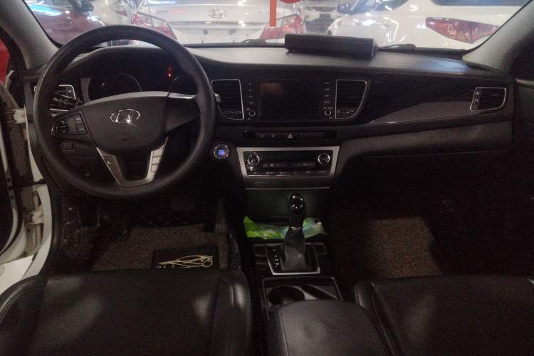 Used Hyundai Mistra 2016 1.8L Automatic Smart GLS Center Console