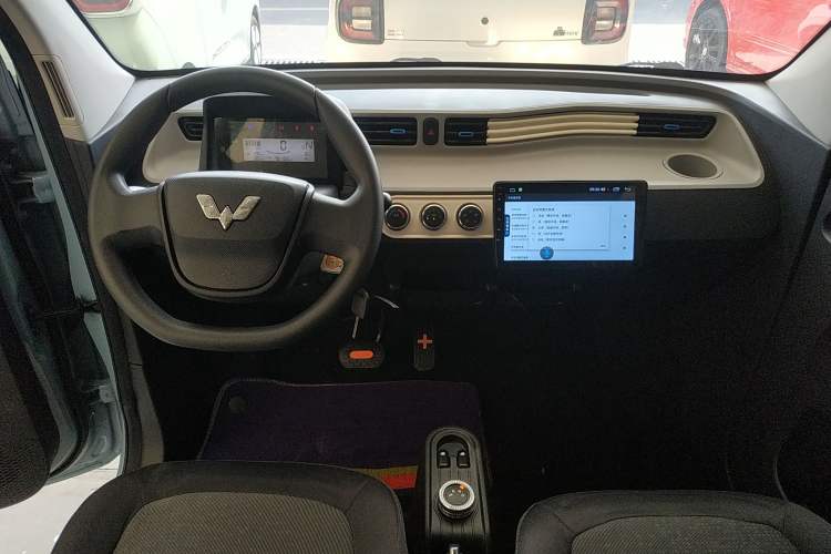 Used Wuling Hongguang MINIEV 2022 Easy Version Lithium Iron Phosphate Center Console
