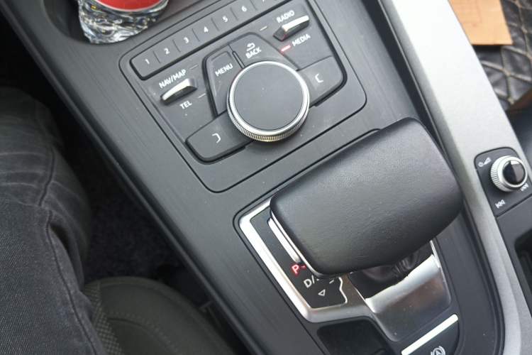 Used Audi A4L 2019 40 TFSI Ambition China VI Gear Lever