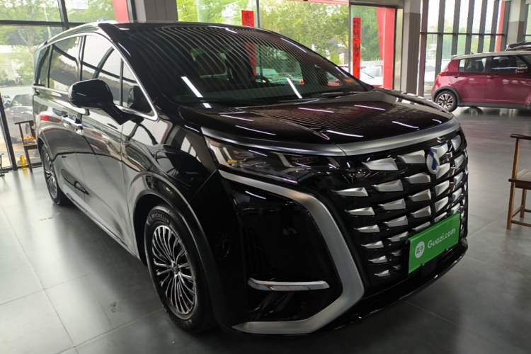 Used Denza D9 2024 DM-i 1050 Luxury Model Front Right 45 Deg