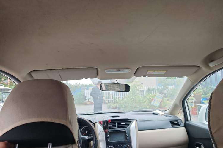 Used Venucia R50 2013 1.6L Automatic Fashion Edition
