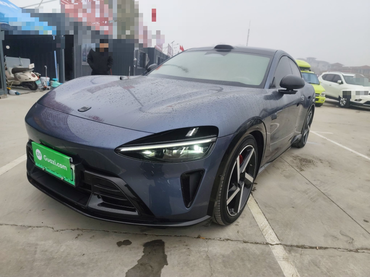 تحت مقدمة السيارة