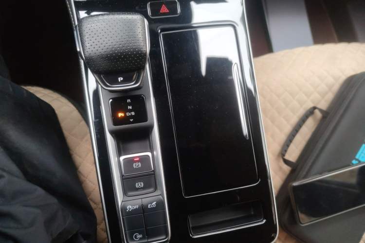 Used Roewe i6 MAX 2020 300TGI Automatic "Swell Cool Smart Drive" Edition Gear Lever