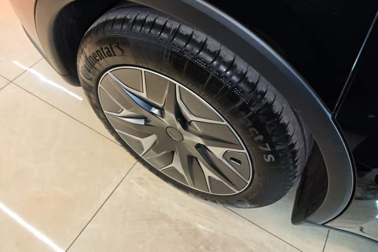 Used Tesla Model Y L 2025 Model Long-Range All-Wheel-Drive Version