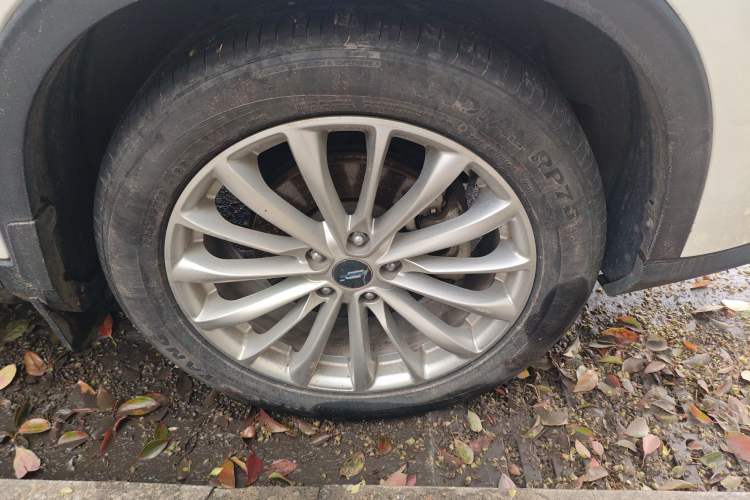 Used CHANGAN OSHAN X7 PLUS 2022 1.5T Blue Whale Edition Automatic Luxury 7-Seater Right Front Wheel Hub