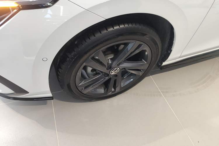 Used Volkswagen Golf 2023 Facelift 280TSI DSG R-Line Lite
