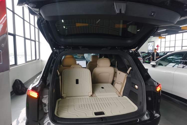 Used ONVO Luxeed L90 2025 Model—Ultra Six-Seater Version
