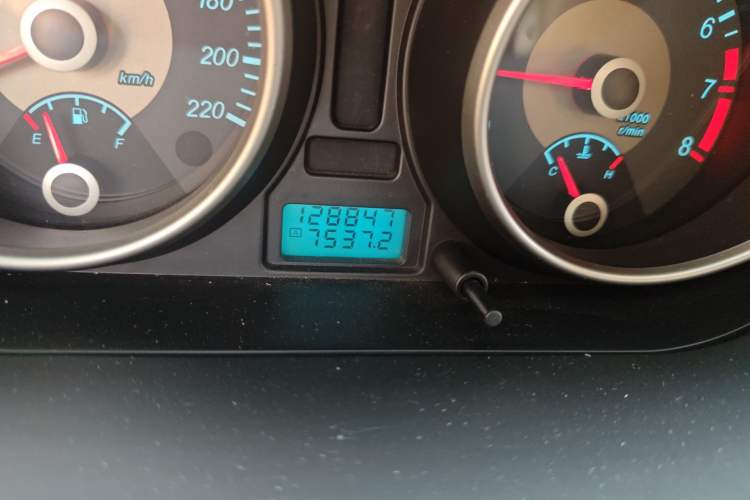 Used Buick Excelle 2011 1.6 LE-MT Odometer Close Up