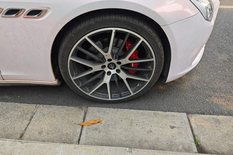 Used Maserati President 2013 3.0T Standard Model Right Front Wheel Hub