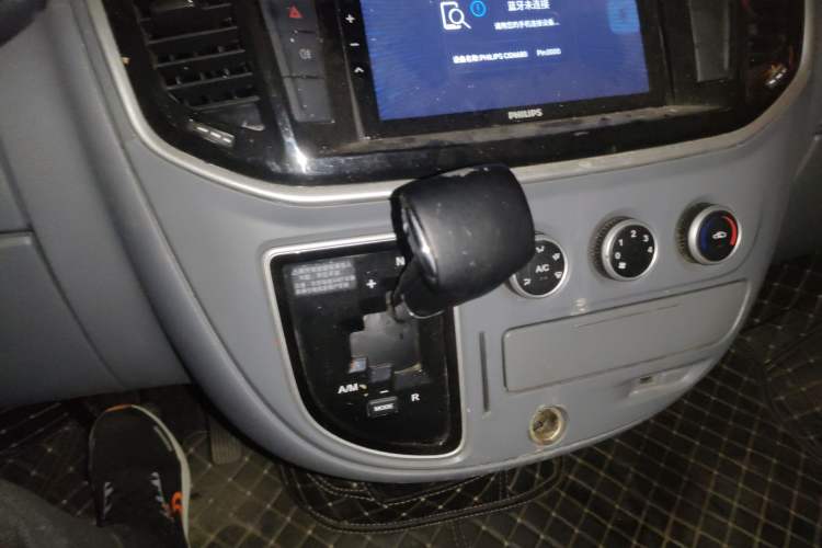 Used SAIC MAXUS Xintu V80 2023 2.0T AMT Classic Aoyuntong Short Wheelbase Mid-Roof 5/6-Seater Gear Lever