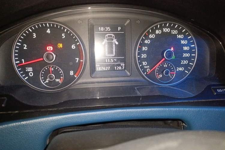 Used Volkswagen Caravelle 2014 2.0 TSI Four-Wheel Drive Comfort Edition Odometer Close Up