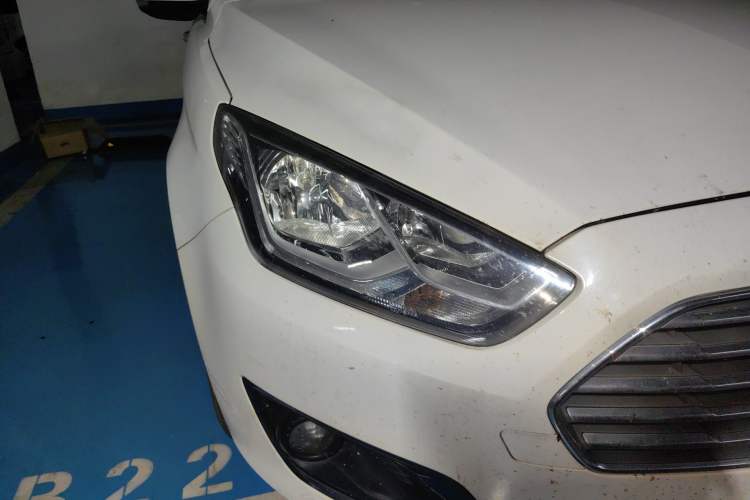 Used Ford Escort 2017 1.5L Automatic Comfort Model Right Front Headlight