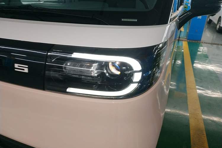 Used SAIC MAXUS Dana V1 2024 M1 Long-Wheelbase Low-Roof Passenger Version (64 kWh)
