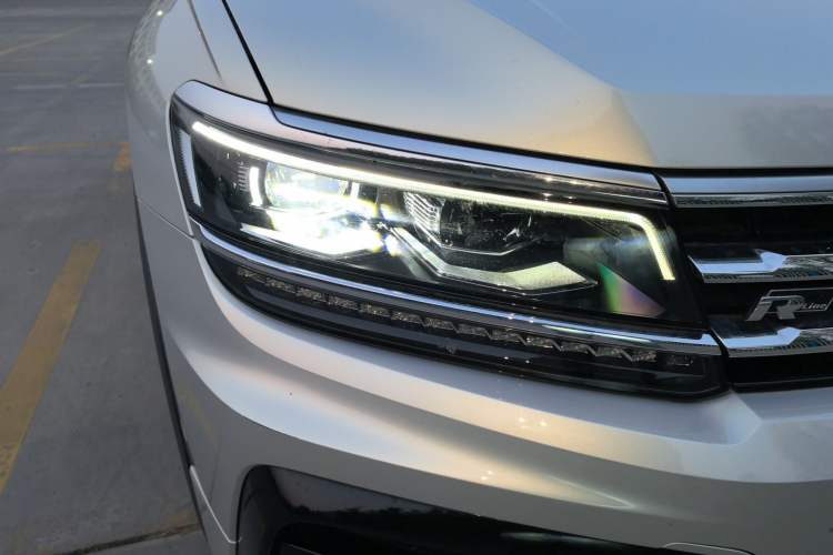Used Volkswagen Tiguan L 2020 330TSI Automatic Two-Wheel Drive R-Line Flagship Version China VI Standard Right Front Headlight