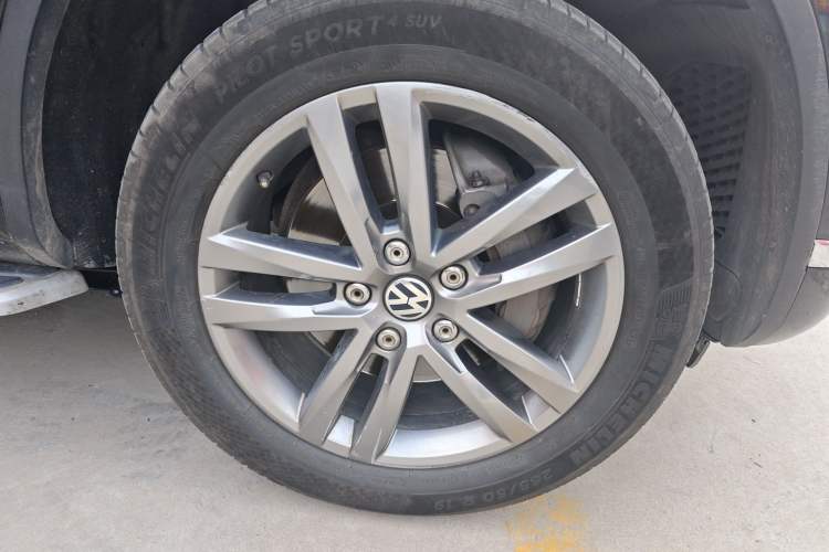 Used Volkswagen Touareg 2017 3.0 TSI Touareg Edition Right Front Wheel Hub