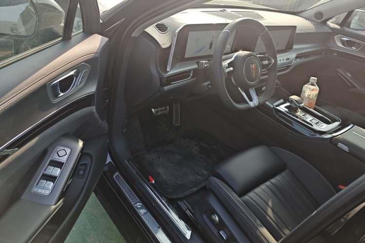 Used Hongqi H9 2025 2.0T Two-Wheel-Drive Flagship Private Enjoyment Style 5 Seats
