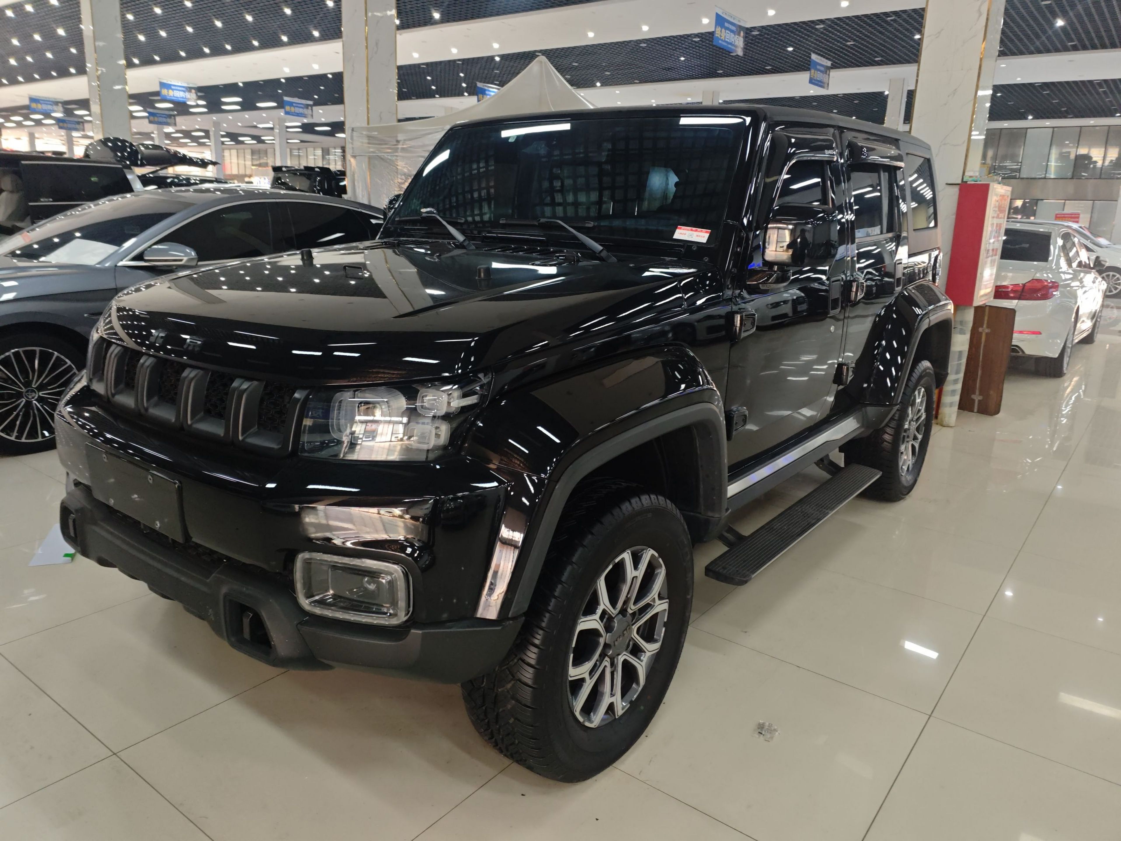 تحت مقدمة السيارة