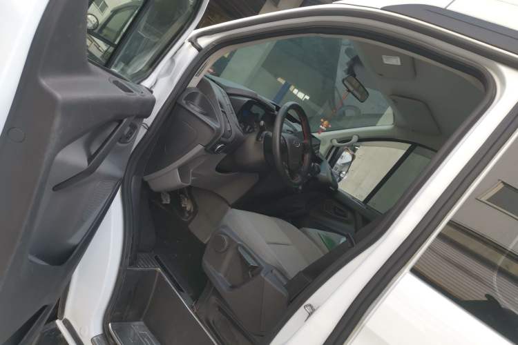 Used Ford Transit 2019 2.0T Diesel Multi-Purpose Commercial Vehicle Short Wheelbase Mid-Roof Design 6-Seater China VI Standard Driver Seat